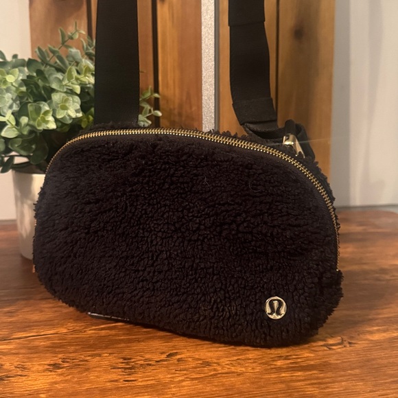 lululemon athletica Handbags - Lululemon Everywhere Belt Bag Fleece Sherpa Black/Gold